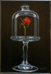 Cuadro en vertical de una rosa metida dentro de una campana de cristal y sostenida en un soporte de cristal con el fondo negro.