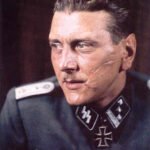 fotografía de primer plano a color del coronel Otto Skorzeny vestido con el uniforme de las SS y con la cruz negra, mayor condecoración del ejército alemán.