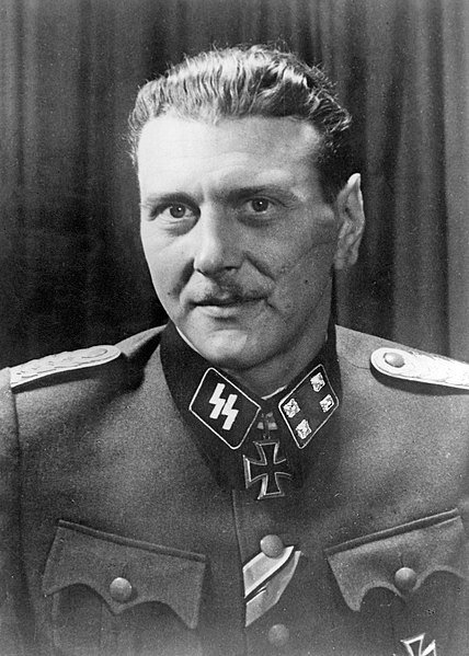 fotografía de primer plano en blanco y negro del coronel Otto Skorzeny vestido con el uniforme de las SS y con la cruz negra, mayor condecoración del ejército alemán.