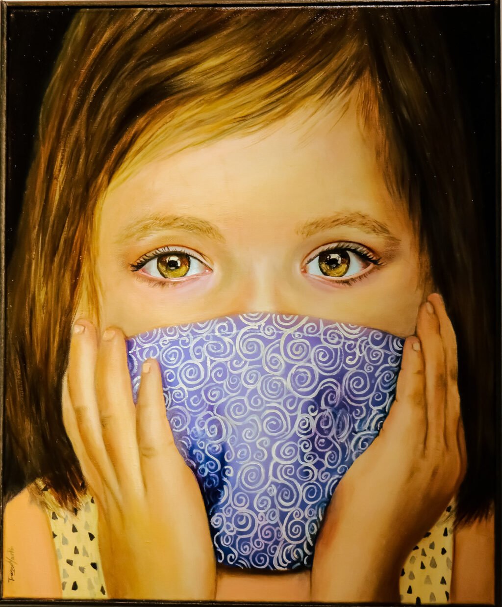 retrato de una niña en primer plano, con una mascarilla azul y blanca y mirando fijamente al espectador